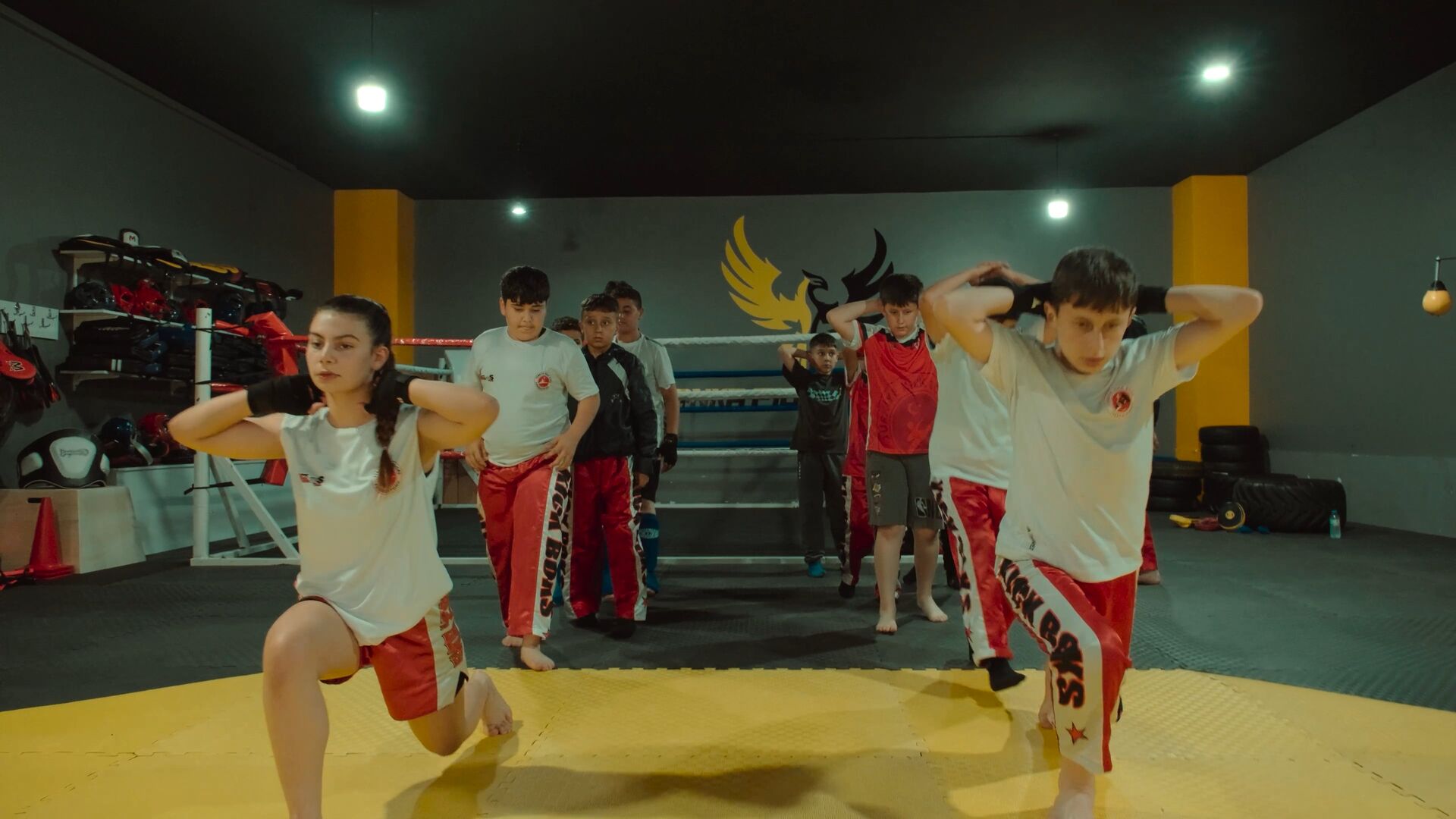 Kick boks antrenmanında genç sporcular