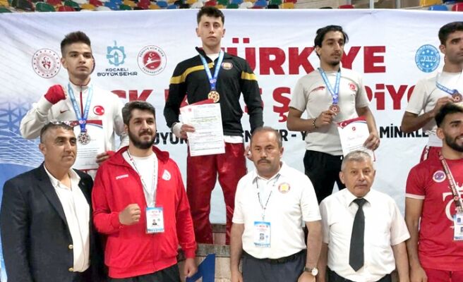 Enes Duman Türkiye şampiyonası kürsüsünde