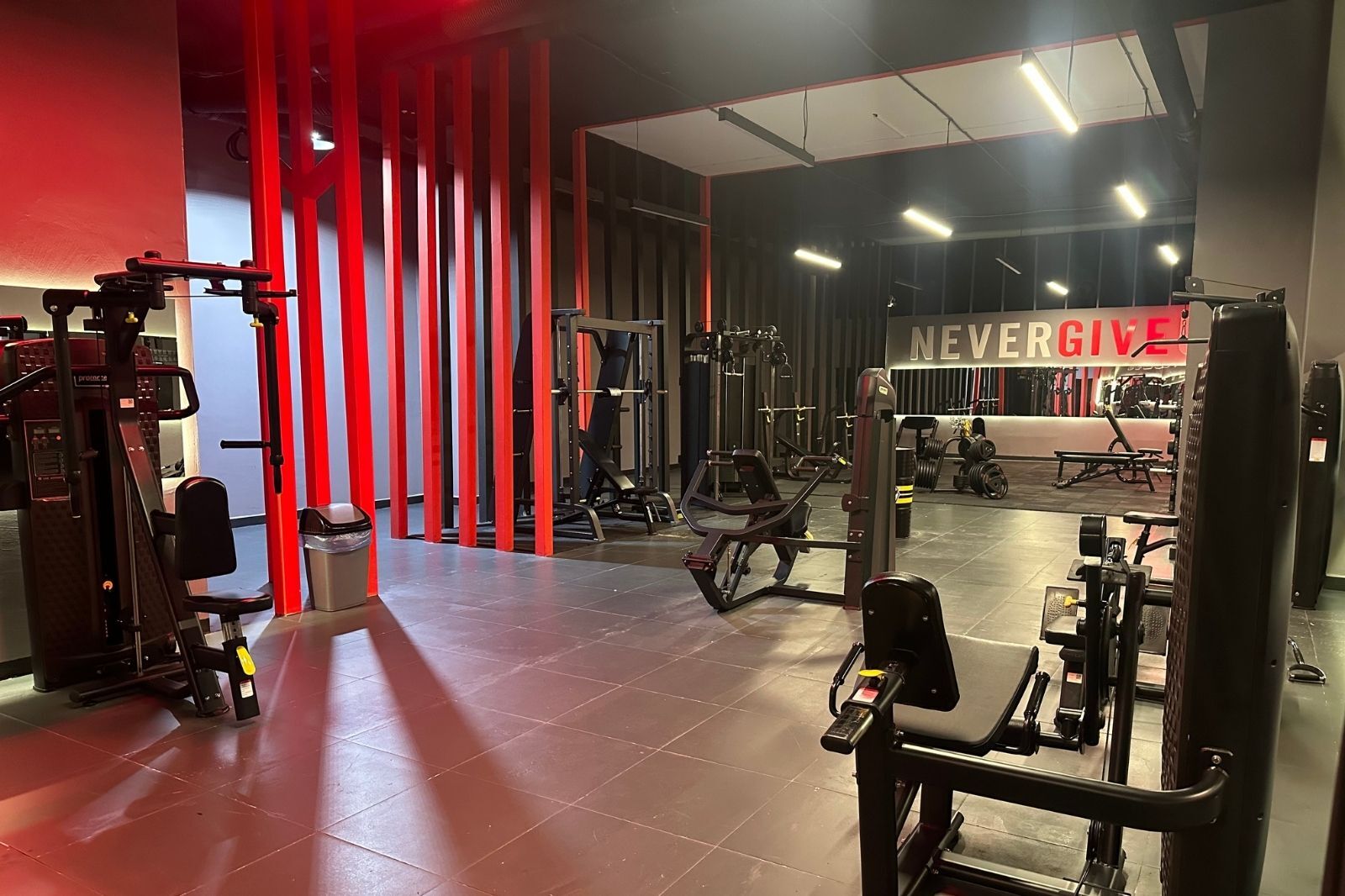 Kırmızı lamel duvarlı salon